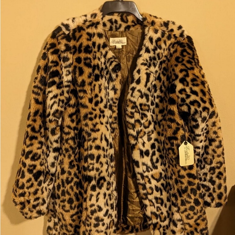 Ultra Chic Leopard Print Faux Fur Coat!